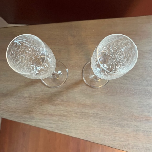 Set of 2 Etched Leaves and Vines Champagne Flutes; Beautiful. - Picture 2 of 7